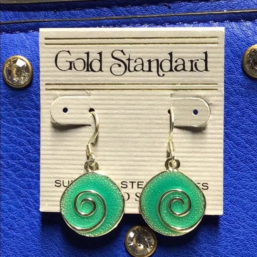 NWT. GOLD STANDARD.Gold Tone & Green Esmalte Round Earrings.